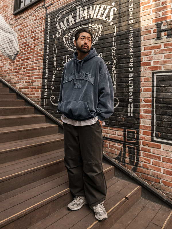 바이어스 颜料 带帽T恤